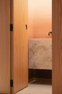 Kleine badkamer groter laten lijken met deze slimme trucs